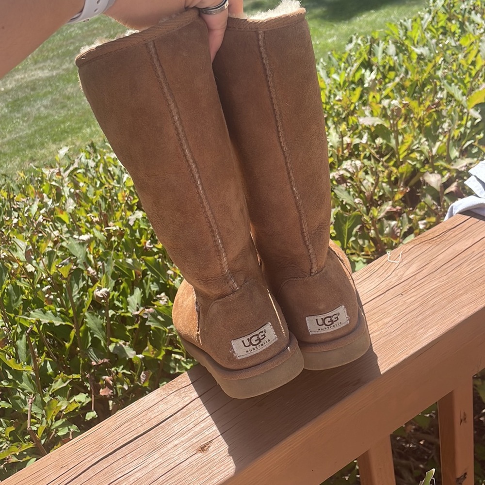 UGGS - Picture 3 of 8